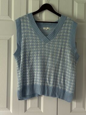 ❤️ CLOSET CLEAR OUT!! 🎉 Baby Blue and White Houndstooth Sweater Vest